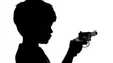 La imagen ilustra la silueta de un niño con un arma de fuego.