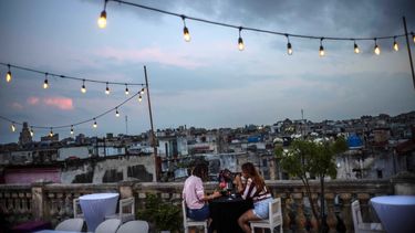 Los clientes se sientan en una terraza en el restaurante La Guarida en La Habana, Cuba, el miércoles 3 de noviembre de 2021. 