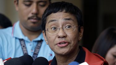 La directora general y editora de Rappler, Maria Ressa, habla con reporteros a las puertas del Tribunal Regional de Pasig, en Manila, Filipinas. 