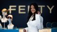 En esta foto de archivo tomada el 22 de mayo de 2019, la cantante de Barbados Rihanna posa durante un evento promocional de su marca Fenty en París el 22 de mayo de 2019.&nbsp;