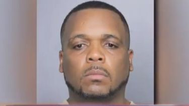 Avo Avard Roker, de 32 años,&nbsp;fue&nbsp;arrestado el sábado en un aeropuerto.
