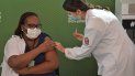 La enfermera Monica Calazansis está inoculada con la vacuna CoronaVac Sinovac Biotech contra el coronavirus COVID-19 en el hospital de Clínicas en Sao Paulo, Brasil, el 17 de enero de 2021. El regulador de salud Anvisa de Brasil aprobó de emergencia el 17 de enero de 2021 para sus dos primeras vacunas contra el coronavirus El país se prepara para lanzar una campaña de vacunación masiva en medio de una devastadora segunda ola epidémica. Autorizó el disparo Covishield de AstraZeneca y la Universidad de Oxford, así como el CoronaVac de China, para su uso en el país donde el número de muertos por Covid-19 ahora supera los 209.000, anunció Anvisa. La enfermera Monica Calazansis está inoculada con la vacuna CoronaVac Sinovac Biotech contra el coronavirus COVID-19 en el hospital de Clínicas en Sao Paulo, Brasil, el 17 de enero de 2021. El regulador de salud Anvisa de Brasil aprobó de emergencia el 17 de enero de 2021 para sus dos primeras vacunas contra el coronavirus El país se prepara para lanzar una campaña de vacunación masiva en medio de una devastadora segunda ola epidémica. Autorizó el disparo Covishield de AstraZeneca y la Universidad de Oxford, así como el CoronaVac de China, para su uso en el país donde el número de muertos por Covid-19 ahora supera los 209.000, anunció Anvisa.