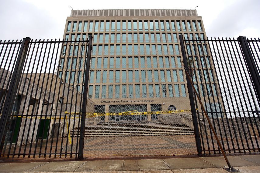 Vista de la embajada de los EEUU en La Habana, Cuba, cerrada en respuesta a los presuntos ataques sónicos sufridos por al menos 21 estadounidenses destinados en la isla y cuyo responsable aún se desconoce.