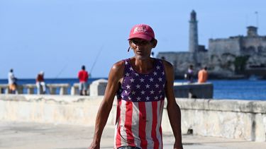 Un hombre vestido con una camiseta con la bandera de Estados Unidos camina por una calle de La Habana el 8 de noviembre de 2024.