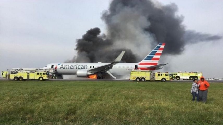 Imágenes del avión de American Airlines incendiado en el aeropuerto de Chicago.