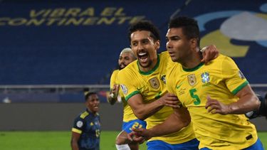 Casemiro celebra con su compañero Marquinhos tras anotar contra Colombia durante el partido de la fase de grupos de la Copa América