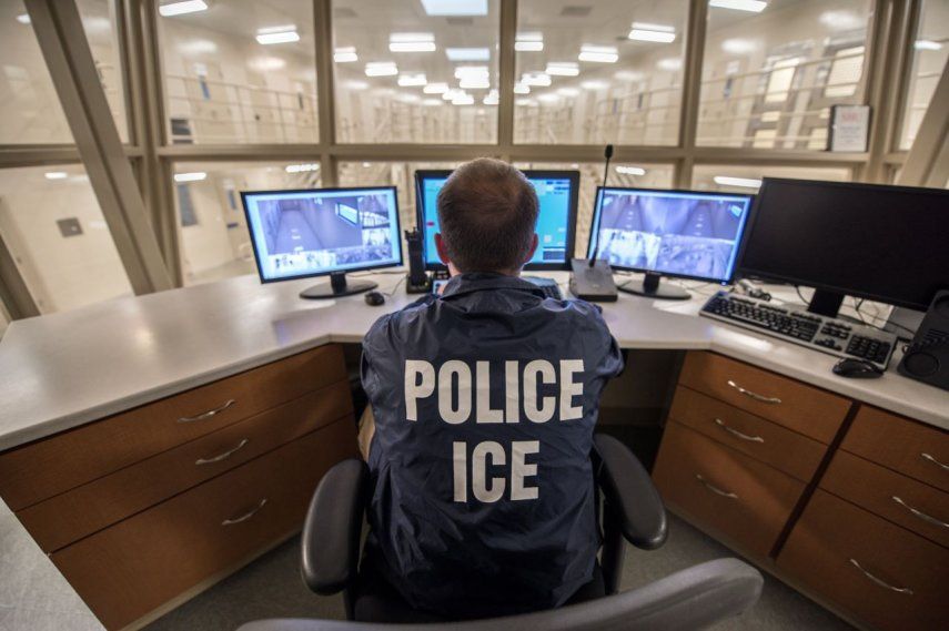 Un oficial de ICE monitorea un centro de detención en Buffalo, Nueva York.