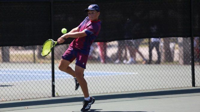 Vincenzo Palmioto entrena bajo la dirección de Kevin Chow y la guía de Luciano Cabeiro, en la exigente Chow Tennis Academy