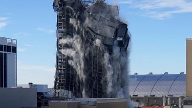 El edificio que alojaba el casino Trump Plaza cae tras una implosión el miércoles 17 de febrero del 2021.