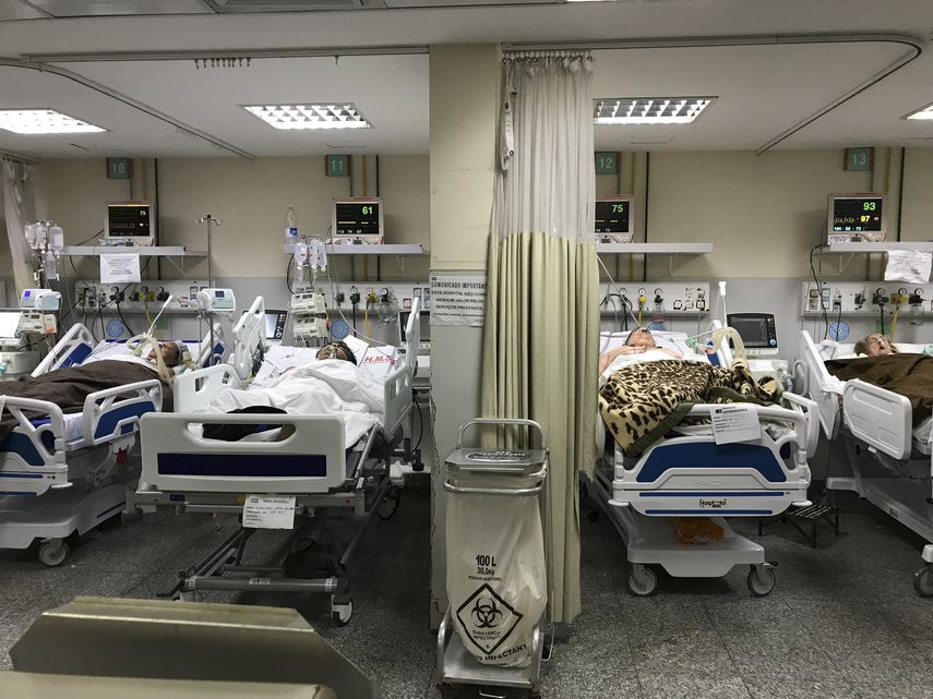 Pacientes enfermos de COVID-19 reciben tratamiento en el Hospital Municipal Salgado Filho el domingo 24 de mayo de 2020, en R&iacute;o de Janeiro