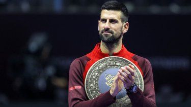 El serbio Novak Djokovic aplaude mientras sostiene su trofeo tras quedarse con el tercer lugar en el torneo 6 Kings Slam, el 19 de octubre de 2024.