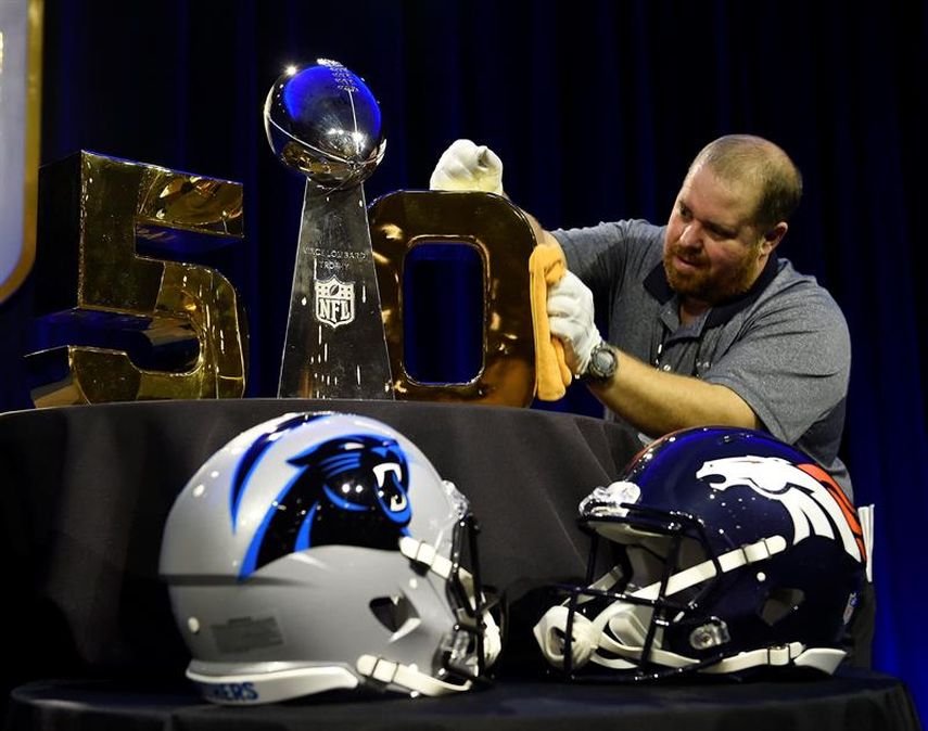 El trofeo Vince Lombardi se entregará al ganador del Super Bowl 50 entre los Panthers y Broncos. (EFE)