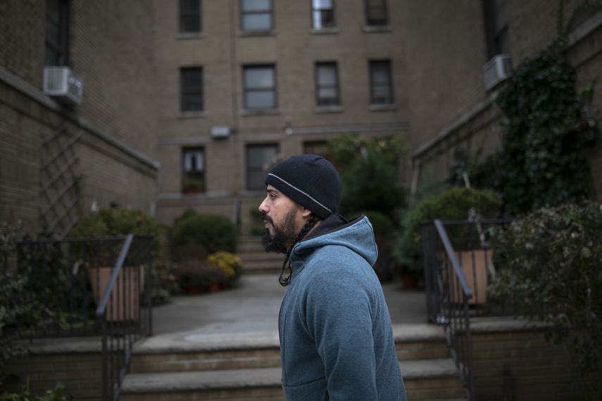 Salvador Bol&iacute;var fotografiado caminando por una calle de Washington Heights en Nueva York el 19 de noviembre del 2019. Bol&iacute;var demand&oacute; a la iglesia despu&eacute;s de que el estado de Nueva York dispuso que los abusos de menores por parte de curas no prescrib&iacute;an despu&eacute;s de cierto tiempo.&nbsp;