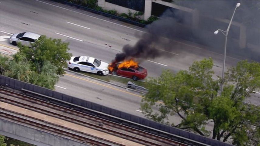 Un auto se incendia tras una persecución policial en el suroeste de Miami.