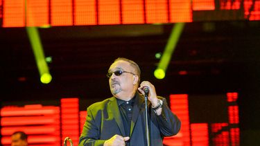 Willie Colón en el escenario del Grand Slam Party Latino en el Marlins Park el 5 de diciembre de 2015 en Miami, Florida.
