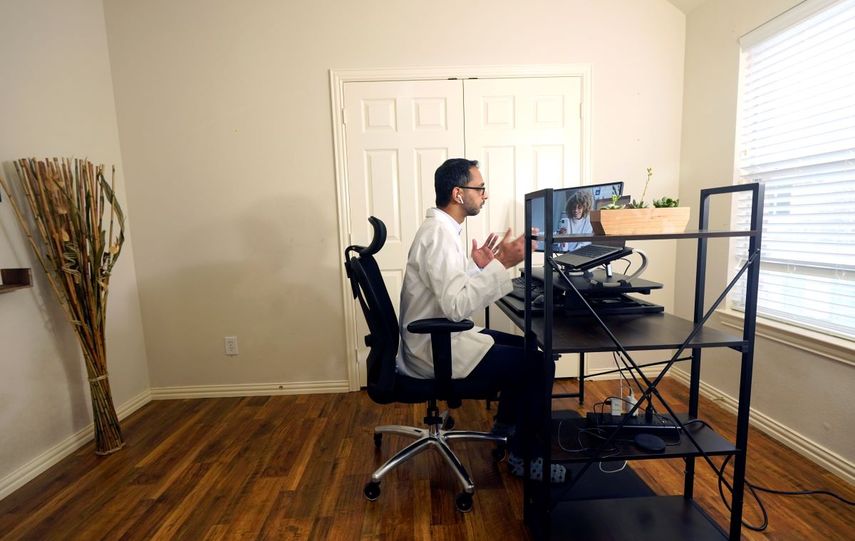 Vibin Roy, director de Doctor on Demand, habla con una paciente durante una consulta virtual desde su casa el 23 de abril del 2021 en Keller, Texas.