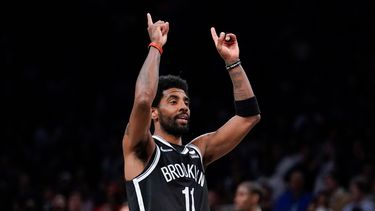 Kyrie Irving de los Nets de Brooklyn reacciona tras encestar una canasta en el encuentro ante los Cavaliers de Cleveland en el mini-torneo de la postemporada el martes 12 de abril del 2022.&nbsp;