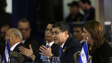 Juan Orlando Hernández (cen.), presidente de Honduras,&nbsp;impulsa una agenda de cooperación para asistir a los venezolanos que se han visto obligados a huir de la crisis que sacude a la Venezuela de Nicolás Maduro.&nbsp;