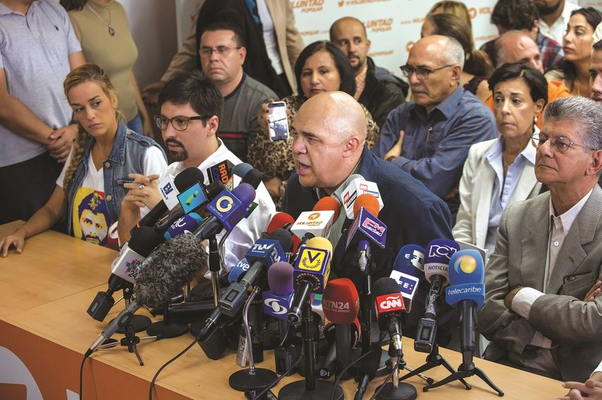 El secretario general de la MUD, Jesús Torrealba, habla, acompañado del diputado Freddy Guevara (i), el presidente de la Asamblea Nacional, Henry Ramos Allup, y Lilian Tintori, esposa de Leopoldo López.