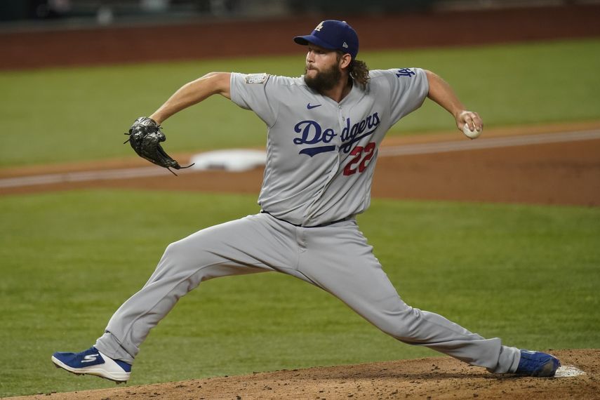 El abridor Clayton Kershaw, de los Dodgers de Los Ángeles, lanza en el primer inning del quinto partido de la Serie Mundial ante los Rays de Tampa Bay, el domingo 25 de octubre de 2020, en Arlington, Texas