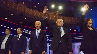 Los candidatos Joe Biden (cen.) y Bernie Sanders (2do, der.) centran la atención en la segunda jornada del primer debate demócrata de cara a las elecciones presidenciales de noviembre de 2020.