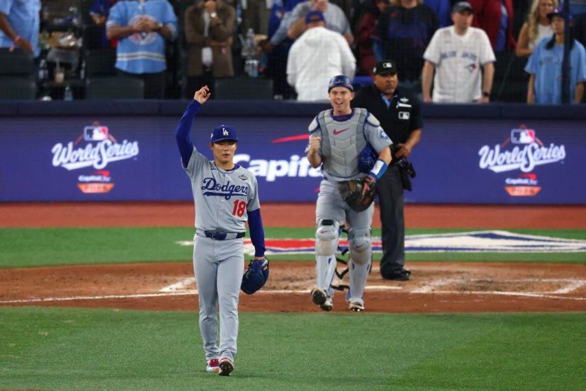 El japonés Yoshinobu Yamamoto (18) celebra luego de completar la victoria de los Dodgers sobre los Azulejos en el segundo juego de la Serie Mundial, el 25 de octubre de 2025.