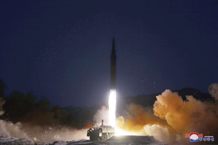 Foto suministrada por el régimen norcoreano de lo que dice es el lanzamiento de prueba de un misil supersónico el 11 de enero del 2022 en Corea del Norte. No se le dio acceso a periodistas independientes a este evento, y el contenido de esta imagen no puede ser verificado de manera independiente. La foto lleva en coreano la marca de la Agencia de Noticias Central de Corea del Norte.&nbsp;