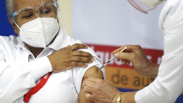 La enfermera Violeta Gaona, de 59 años, recibe una inyección de la vacuna Pfizer-BioNTech para COVID-19 en el Hospital Santo Tomas en la ciudad de Panamá, el miércoles 20 de enero de 2021, el mismo día que llegó el primer envío a Panamá.