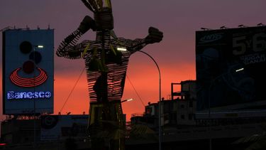 Una escultura del héroe indígena venezolano Cacique Guaicaipuro se eleva sobre la carretera Cacique Guaicaipuro, antes conocida como la carretera Francisco Fajardo en Caracas, Venezuela.