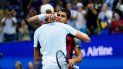 El español Carlos Alcaraz, a la derecha, abraza al italiano Jannik Sinner después de que Alcaraz ganara su partido de cuartos de final en el US Open, la madrugada del jueves 8 de septiembre de 2022. en Nueva York.