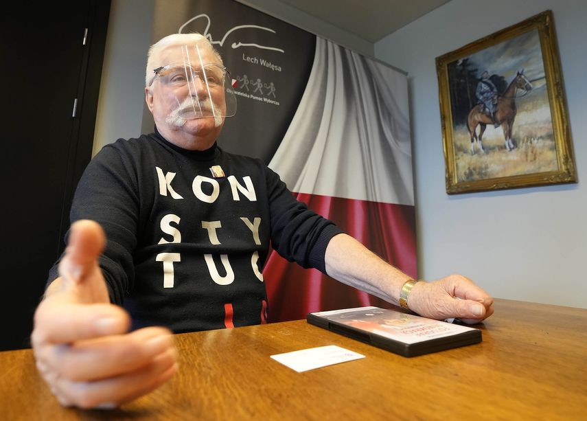 El expresidente de Polonia, Lech Walesa, luce una prenda de vestir que recuerda al actual gobierno derechista del país que debe respetar la constitución nacional, durante una entrevista en Gdansk, el jueves 26 de agosto de 2021.&nbsp;