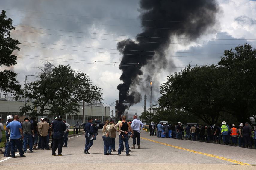 Trabajadores evacuados de Exxon Mobile observan el incendio de la entrada a la planta Baytown Olefins el miércoles 31 de julio de 2019 en Bayton, Texas.&nbsp;