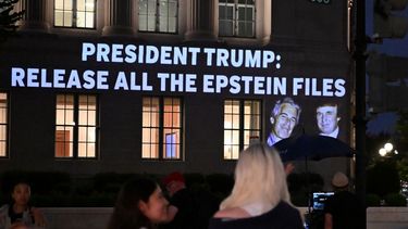 Un mensaje que llama al presidente Donald Trump a liberar todos los archivos relacionados con Jeffrey Epstein es proyectado por un grupo de activistas en el edificio de la Cámara de Comercio de Estados Unidos frente a la Casa Blanca en Washington, DC, el 18 de julio de 2025.