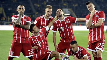 Los jugadores del Bayern (de izquierda a derecha)&nbsp;Arturo Vidal, Thomas Mueller, Joshua Kimmich, Franck Ribery, Rafinha y Robert Lewandowski posan junto con la Supercopa después vencer al&nbsp;Borussia.