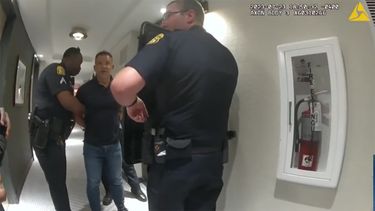 La policía de Tampa reveló imágenes del momento en que el jefe policial de Miami-Dade, Alfredo Freddy Ramírez, es arrestado tras un incidente con su esposa en un hotel de esa ciudad.