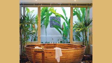 Ba&ntilde;era hecha con madera 100% reciclada.