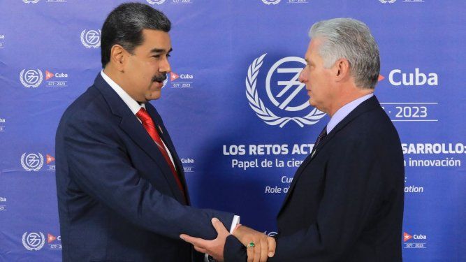 Una fotografía publicada por la oficina de prensa del Palacio de Miraflores muestra al dictador de Venezuela, Nicolás Maduro (i), siendo recibido por el gobernante de Cuba, Miguel Díaz-Canel, a su llegada al Centro de Convenciones de La Habana el 15 de septiembre de 2023. 