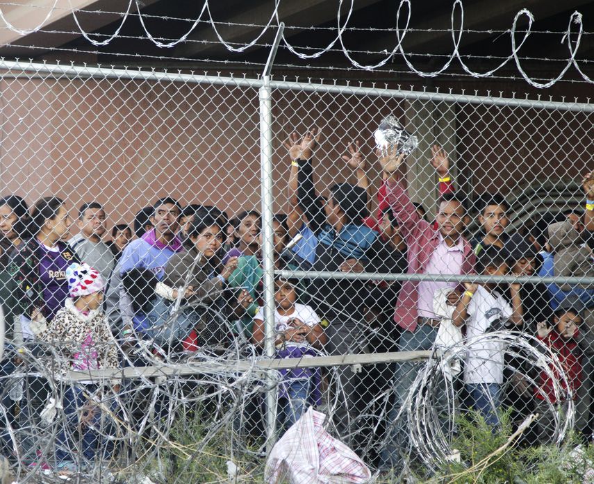 En esta fotografía de archivo del 27 de marzo de 2019, migrantes centroamericanos esperan comida en una zona cercada en El Paso, Texas.&nbsp;