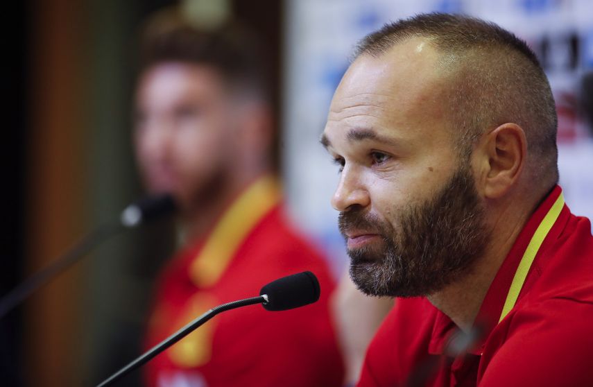 Tras las declaraciones de Iniesta, comenzaron a sonar rumores sobre su posible salida del Barcelona.