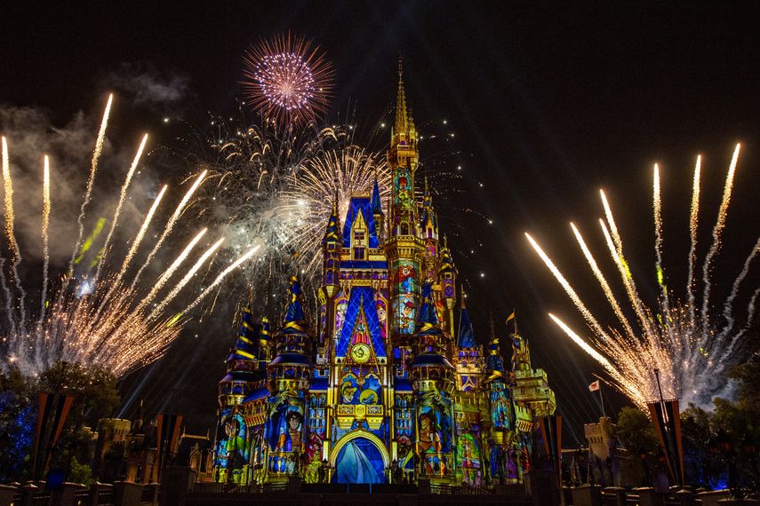 Los fuegos artificiales nocturnos en Walt Disney World Resort.