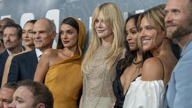 La actriz estadounidense Nicole Kidman (c) posa junto al elenco de la serie Lioness en la alfombra roja durante el lanzamiento de la tercera temporada este miércoles, en Nueva York (Estados Unidos).