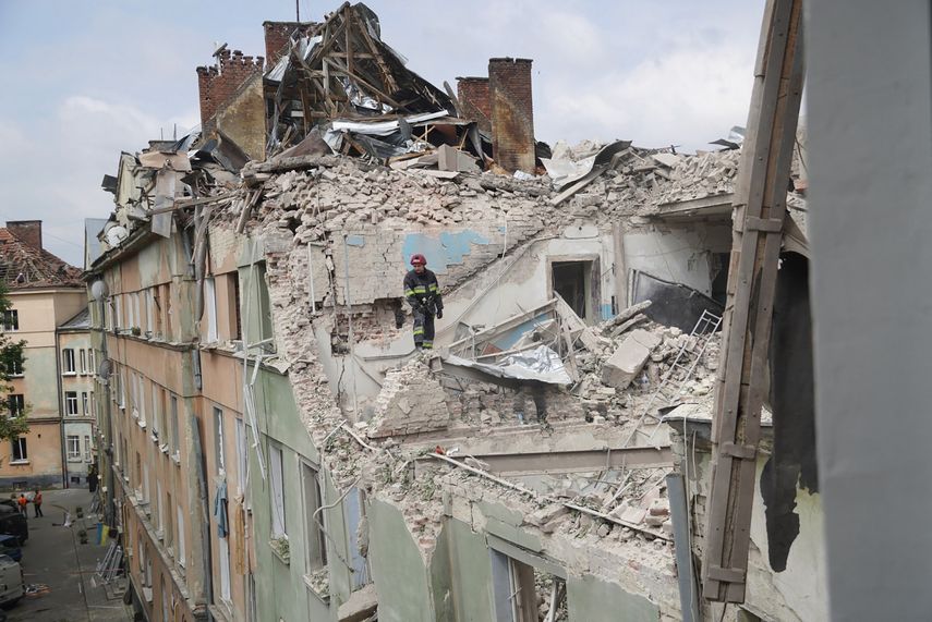 Esta foto tomada y publicada por el Servicio de Emergencia de Ucrania en Lviv el 6 de julio de 2023 muestra a un rescatista trabajando en un edificio de apartamentos parcialmente destruido por un ataque con misiles, en medio de la invasión rusa de Ucrania.&nbsp; &nbsp;
