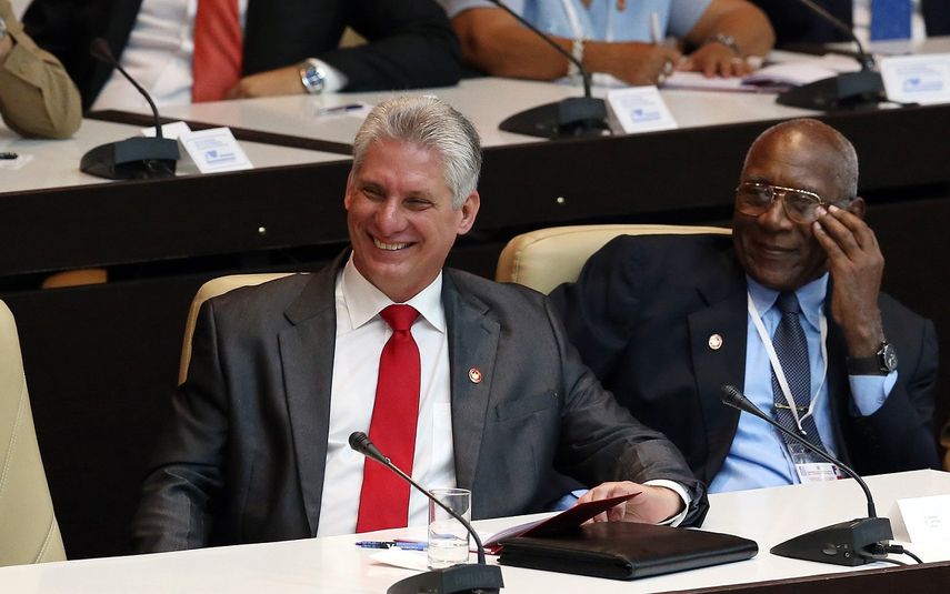El nuevo gobernante cubano Miguel Díaz-Canel (izq.), junto al nuevo primer vicepresidente, Salvador Valdés Mesa.
