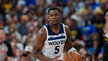 El escolta de los Minnesota Timberwolves, Anthony Edwards (5), en la segunda mitad del Juego 5 de una serie de playoffs.