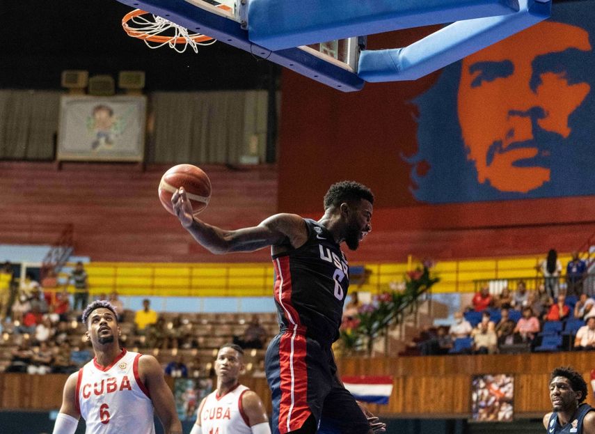 Jordan Bell, de Estados Unidos, reacciona tras un mate durante un juego de la primera ronda de clasificación para el Mundial de la FIBA 2023 contra Cuba, en La Habana