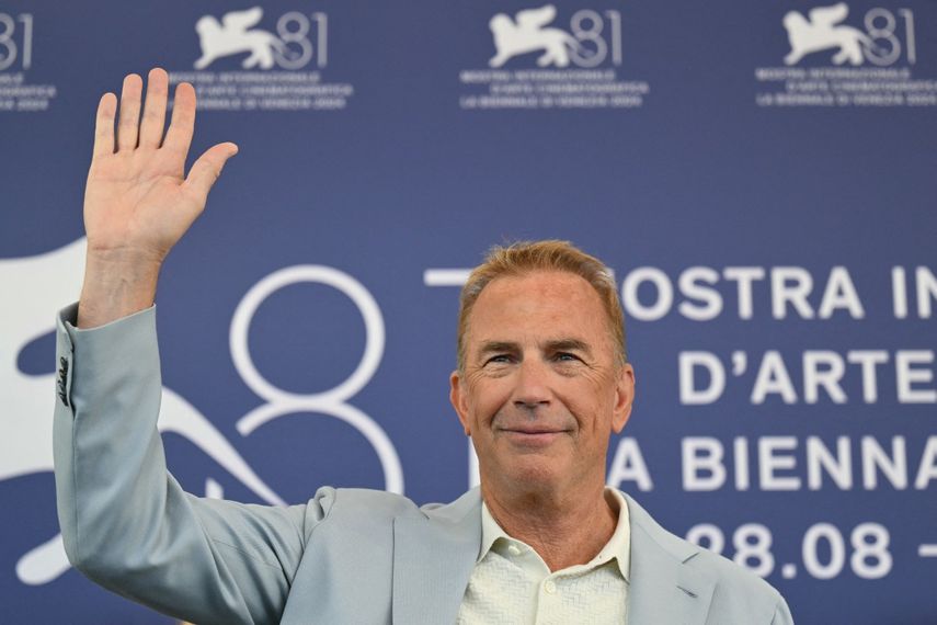 El actor Kevin Costner posa en la 81 edición de la Mostra de Venecia.