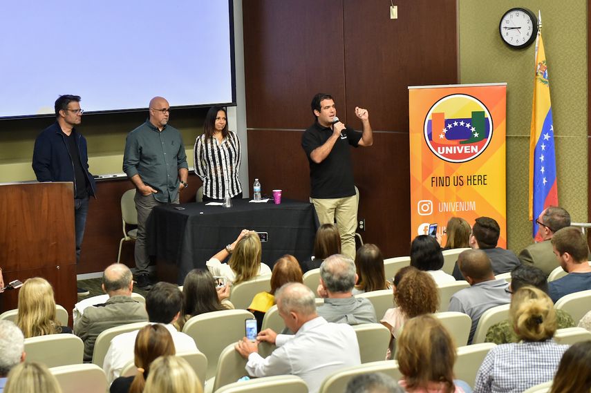 Alfredo Romero ofrece unas palabras en durante el estreno el video sobre la historia de este ONG en Miami.&nbsp;