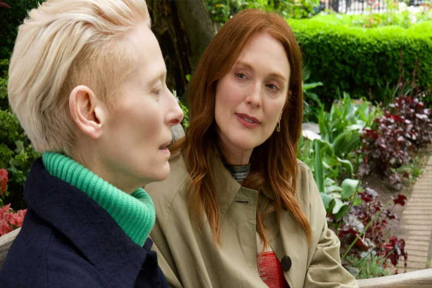 Tilda Swinton y Julianne Moore en una escena de la película The Room Next Door, de Pedro Almodóvar.&nbsp;