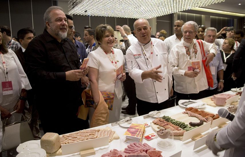 La primera dama del r&eacute;gimen, Lis Cuesta, asiste a la apertura del festival de gastronom&iacute;a Cuba Sabe, acompa&ntilde;ada del primer ministro, Manuel Marrero (izq.), el chef cubano Eddy Fern&aacute;ndez y el te&oacute;logo brasile&ntilde;o Frei Betto en el Hotel Packard, en La Habana, el 9 de enero de 2020.