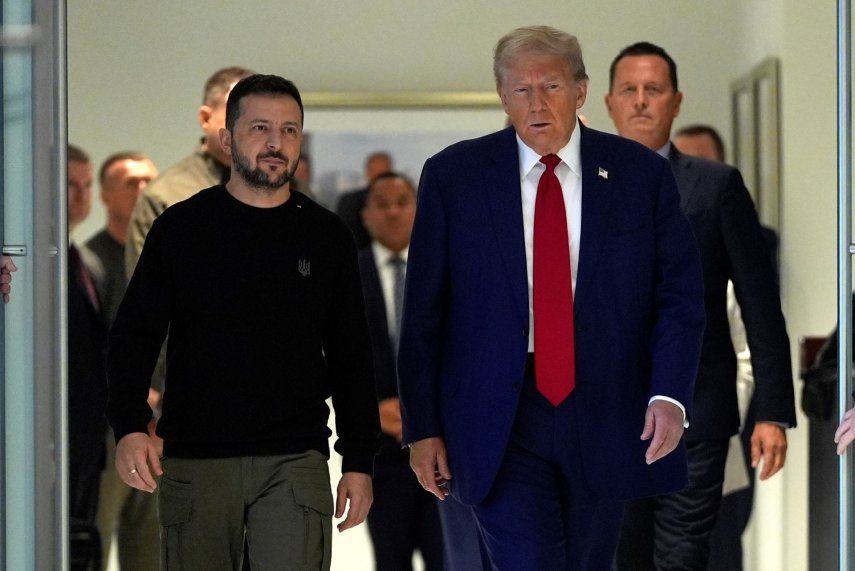 El expresidente Donald Trump camina junto al mandatario ucraniano Volodimir Zelenski.